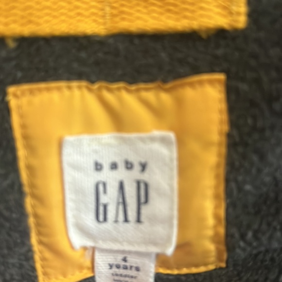 Cute boy's vest, Size 4 years, Yellow color, BabyGAP brand. - Picture 4 of 5